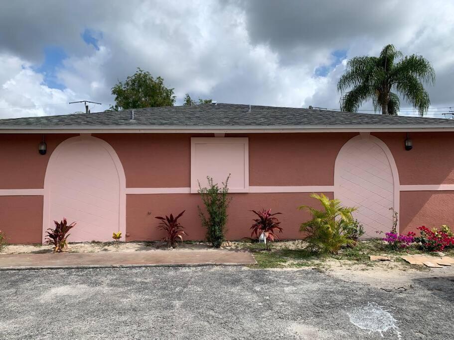 The Green Door Bungalow North North Naples Екстериор снимка